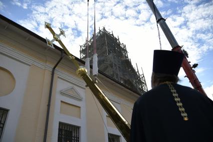 Тула. Воздвижение креста на колокольню храма Святых Апостолов Петра и Павла.