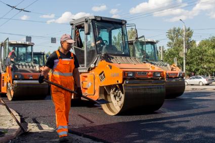 Челябинск. Дорожные работы на одной из улиц города.