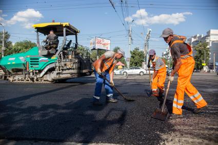 Челябинск. Дорожные работы на одной из улиц города.