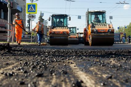 Челябинск. Дорожные работы на одной из улиц города.