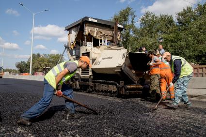 Челябинск. Дорожные работы на одной из улиц города.