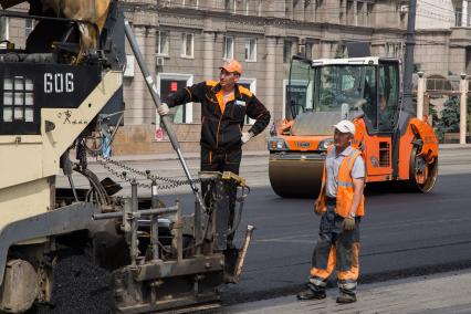 Челябинск. Дорожные работы на одной из улиц города.