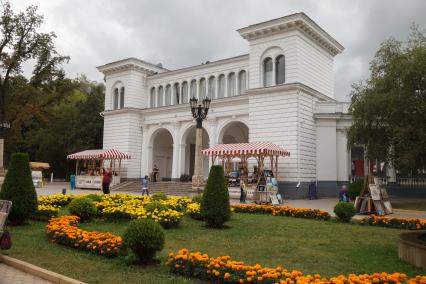 Кисловодск. Архитектурный памятник Колоннада в Курортном парке.