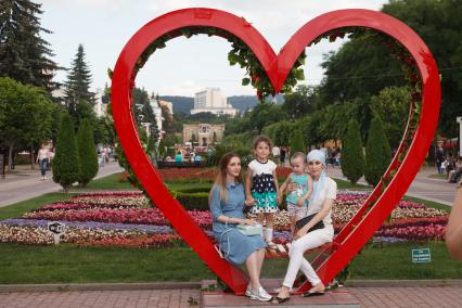 Кисловодск. Отдыхающие в Курортном парке.