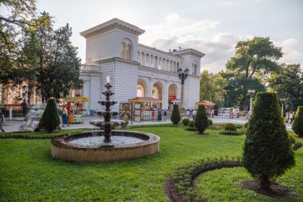 Кисловодск. Архитектурный памятник Колоннада в Курортном парке.