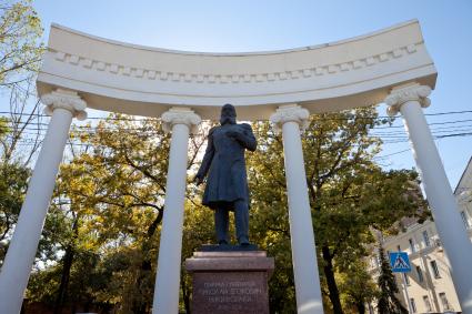 Ставрополь. Памятник генерал-губернатору Н.Е. Никифораки.