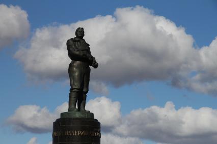 Нижний Новгород.  Памятник летчику Валерию Чкалову на площади Минина и Пожарского.