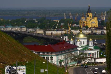 Нижний Новгород.   Вид на Благовещенский мужской монастырь и Александро-Невский Новоярмарочный собор (на дальнем плане).