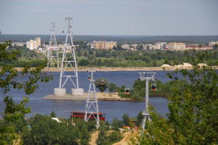 Нижний Новгород.   Вид на канатную дорогу через реку Волгу.