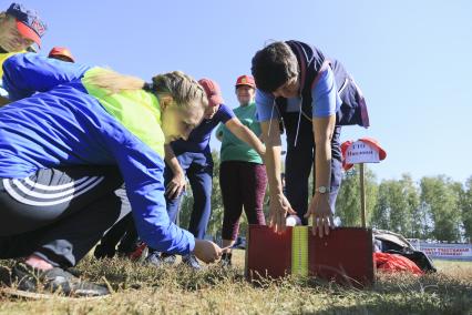 Барнаул.  Участница сдает нормы ГТО во время IX краевой Спартакиады пенсионеров  России.