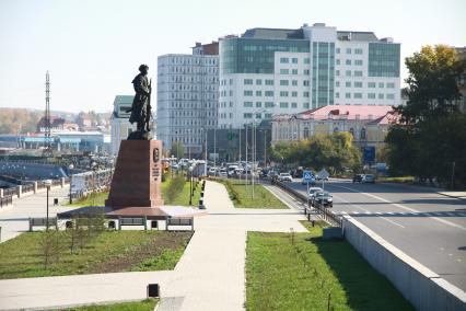 Иркутск. Памятник Якову Похабову на Нижней набережной.