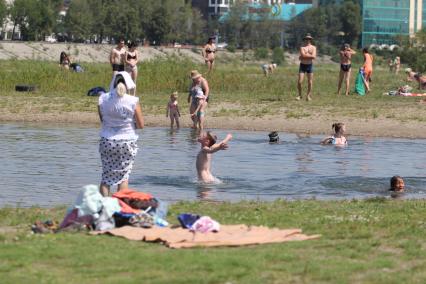 Иркутск. Жители города отдыхают на природе.