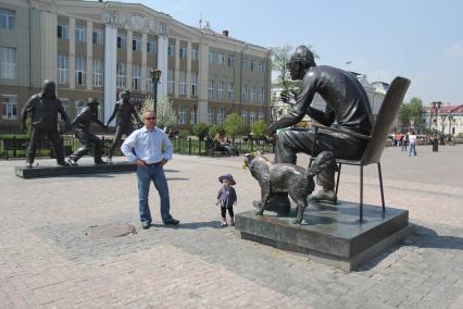 Иркутск. Мужчина с ребенком около памятника кинорежиссеру Леониду Гайдаю.