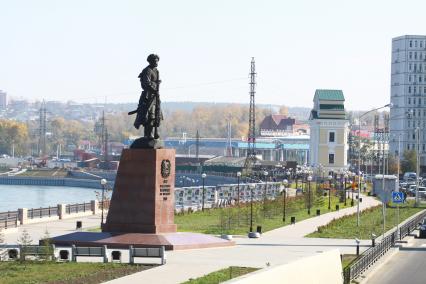 Иркутск. Памятник Якову Похабову на Нижней набережной.