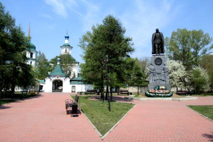 Иркутск.  Памятник Колчаку у Знаменского монатыря.