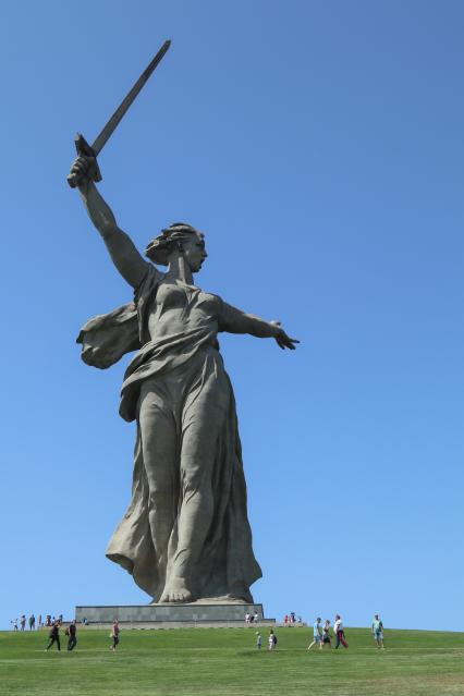 Волгоград. Скульптура `Родина-мать зовет!` на Мамаевом кургане.