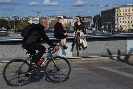 Москва. Девушки сидят на Патриаршем мосту.