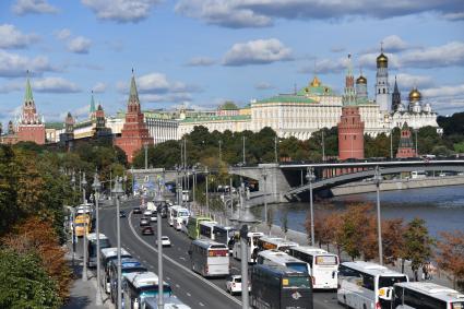 Москва. Вид на Кремлевскую набережную и Большой Каменный мост и Кремль.