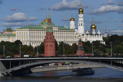 Москва. Вид на Кремль, Кремлевскую набережную и Большой Каменный мост.