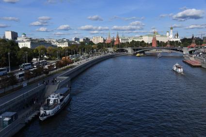 Москва. Вид на Кремлевскую набережную и Большой Каменный мост.