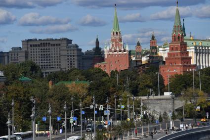 Москва. Вид на кремлевские башни и набережную.