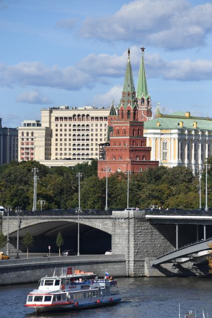 Москва. Вид на Кремлевскую набережную и Большой Каменный мост и Боровицкую башню.