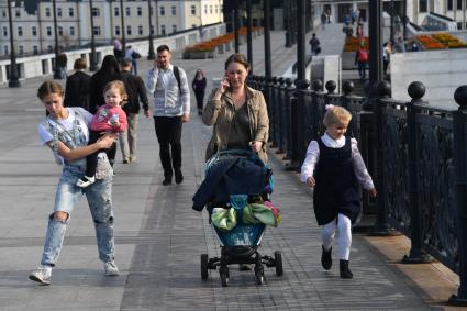 Москва . Женщина с детьми на Патриаршем мосту.