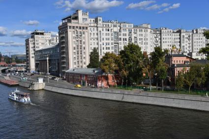 Москва. Вид на Берсеневскую набережную и театр Эстрады.