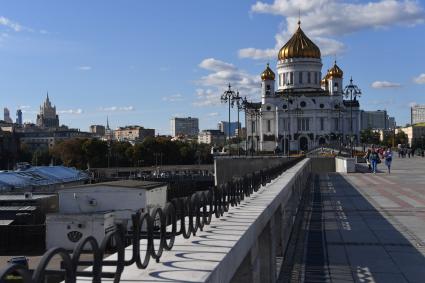 Москва. Вид на Храм Христа Спасителя с Патриаршего моста.