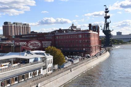 Москва. Вид на Берсеневскую набережную и здание  бывшей кондитерской фабрики `Красный Октябрь`.