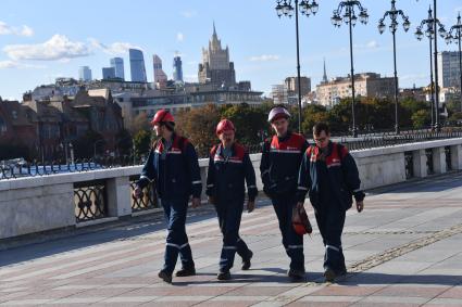 Москва. Рабочие на Патриаршем мосту.