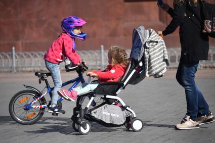 Москва. Девочка в коляске.