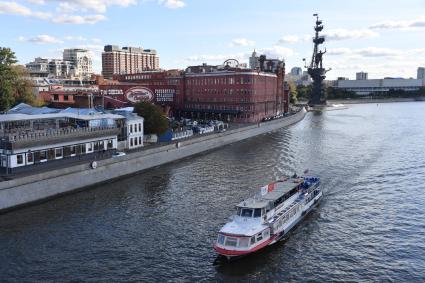 Москва. Вид на Берсеневскую набережную и здание  бывшей кондитерской фабрики `Красный Октябрь`.