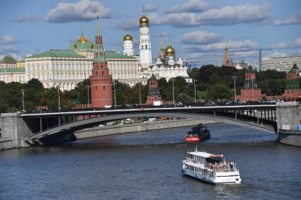 Москва. Вид на Кремлевскую набережную и Большой Каменный мост и Кремль.