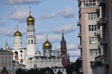 Москва . Вид на колокольню Ивана Великого и Архангельский собор Кремля.