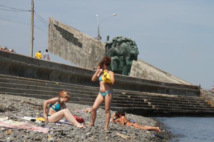 Новороссийск. Мемориал `Малая Земля` (на втором плане).