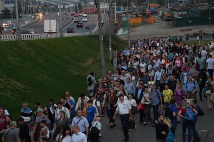 Москва. Люди идут к подземному переходу под Северо-Восточной хордой в районе метро Выхино.