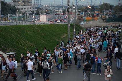 Москва. Люди идут к подземному переходу под Северо-Восточной хордой в районе метро Выхино.