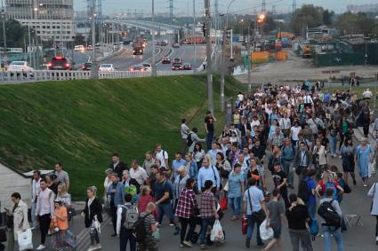 Москва. Люди идут к подземному переходу под Северо-Восточной хордой в районе метро Выхино.