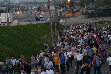 Москва. Люди идут к подземному переходу под Северо-Восточной хордой в районе метро Выхино.