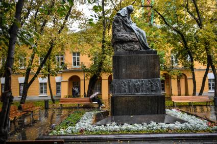 Москва. Памятник Н.Гоголю на Никитском бульваре.