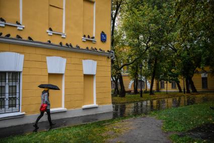 Москва. Девушка во время дождя в Мерзляковском переулке.