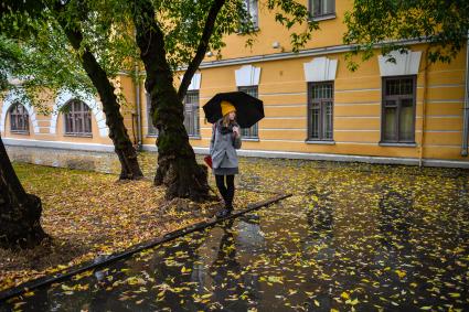 Москва. Девушка во время дождя в саду дома Н.Гоголя.