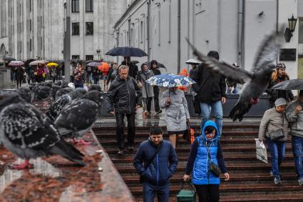 Москва. Прохожие под дождем на Воздвиженке.