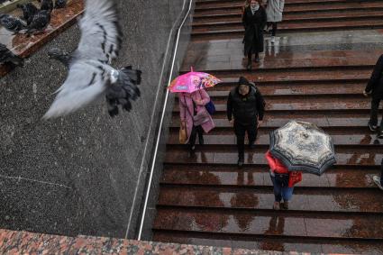 Москва. Прохожие под дождем.