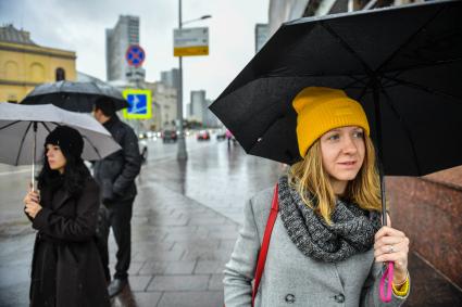 Москва. Девушка под дождем на Новом Арбате.