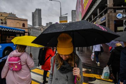 Москва. Прохожие под дождем на Новом Арбате.