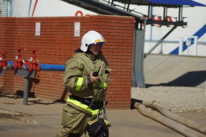 Самара.  Сотрудник пожарной охраны во время работы.