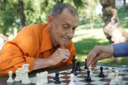 Новосибирск.   Пенсионеры играют в шахматы.