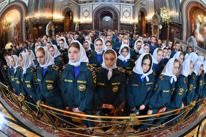 Москва. Курсанты МЧС РФ во время благодарственного молебна в честь иконы `Неопалимая Купина` в Храме Христа Спасителя.